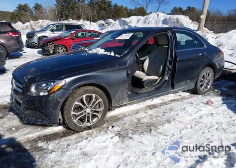 2016 Mercedes-Benz C 300 4Matic z USA, uszkodzony, nr VIN 55SWF4KB7GU143519